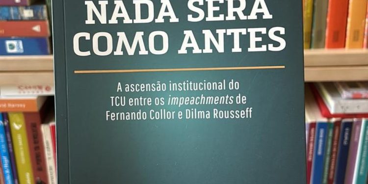 Capa de livro que investiga evolução institucional do TCU — Foto: Divulgação