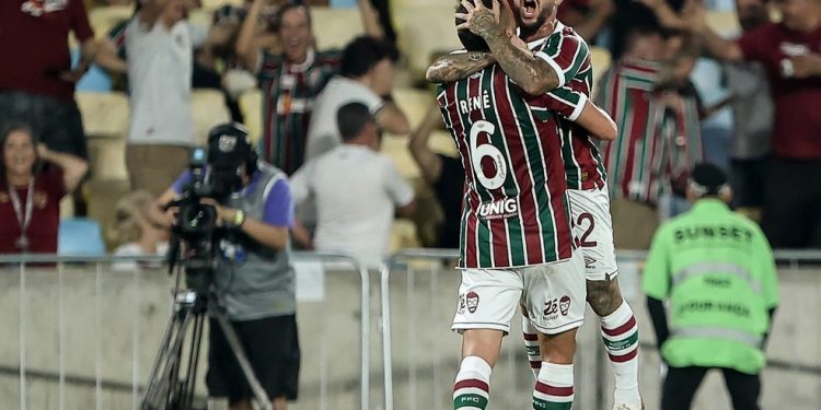 Renê e Lucho Acosta formam parceria no Fluminense — Foto: LUCAS MERÇON / FLUMINENSE F.C.