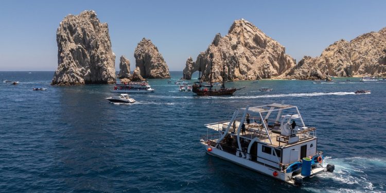 Passeio de barco por Los Cabos, no México — Foto: Divulgação/Hassen Salum