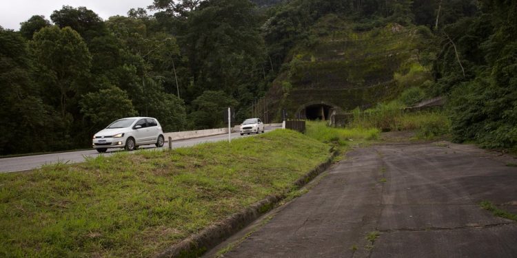 Edital para concessão da BR-040 (Rio-Juiz de Fora) prevê que obra seja concluída até 2031; uma pista quase pronta, mas sem uso, e a boca do túnel ao fundo (foto) — Foto: Júlia Aguiar / Agência O Globo