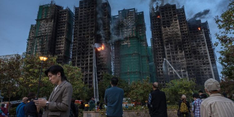 Mãe diz que bebê está entre os mortos no incêndio em Hong Kong: 'Não sei o que fazer'