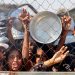 Crianças palestinas imploram por comida em área de ajuda humanitária próxima a Khan Younis, na Faixa de Gaza, em 22 de julho de 2025 — Foto: AFP
