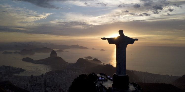 Paisagem com cartões-postais cariocas, como o Cristo Redentor, o Pão de Açúcar e a Enseada de Botafogo, em clique de Custodio Coimbra: cotidiano e as belezas da cidade são registrados pelas lentes dos fotógrafos do GLOBO — Foto: Custodio Coimbra/30-11-2018