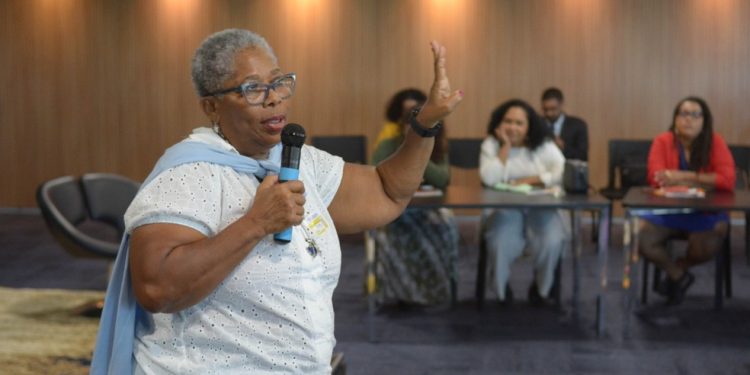 Baiana, historiadora e ativista desde os 20 anos, Valdecir Nascimento, hoje com 65, construiu uma trajetória marcada pela luta coletiva. Fundadora do Odara – Instituto da Mulher Negra, onde atua como Coordenadora de Captação de Recursos e Articulação Política, ela é uma das articuladoras históricas do movimento de mulheres negras no Brasil — Foto: Yes Alves