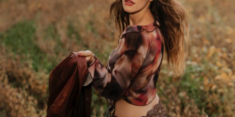 Da novela ao romance: como Caroline Dallarosa está reinventando sua carreira — Foto: Divulgação Camila Cardoso