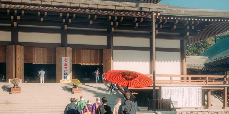 O Templo Naritasan Shinsho-ji foi pichado com óleo, no portão principal do lado de fora do santuário — Foto: Kentaro Takahashi/New York Times