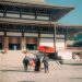 O Templo Naritasan Shinsho-ji foi pichado com óleo, no portão principal do lado de fora do santuário — Foto: Kentaro Takahashi/New York Times