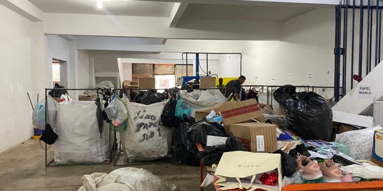 Material acumulado na base de captação da cooperativa na Rua Padre Anchieta 76, em São Domingos: parceria com a Clin — Foto: Filipe Bias