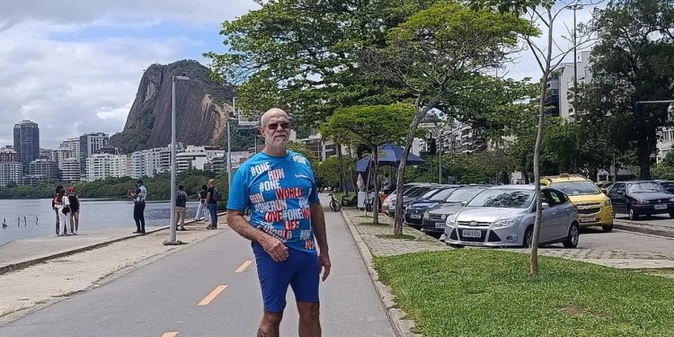 Paulo Fernando Bandeira da Silva, de 61 anos, morreu ao cair de uma trilha no Parque da Tijuca; foto foi enviada por ele a filha minutos antes da queda — Foto: Arquivo pessoal