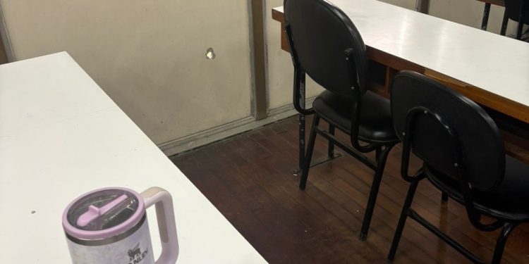 Sala da UFRJ atingida com um dos disparos durante operação policial — Foto: Reprodução