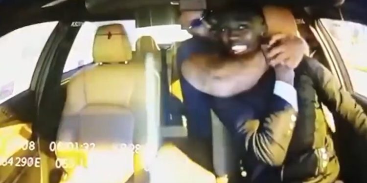 É possível ouvir o motorista aterrorizado gritando de medo enquanto o agressor continua a estrangulá-lo enquanto ele dirige — Foto: Reprodução/Redes sociais/X