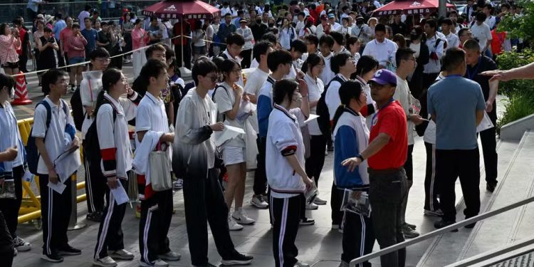 Jovens chineses fazem o “Gaokao” em junho deste ano: prova é tida como o maior “vestibular” do mundo — Foto: Adek Berry/AFP