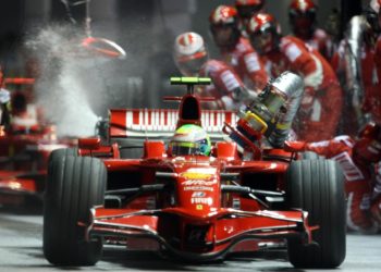 Felipe Massa liderava GP de Singapura de 2008, mas, após batida de Nelsinho Piquet, teve problema nos boxes e chegou em 13º — Foto: AFP