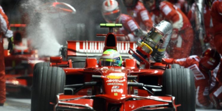 Felipe Massa liderava GP de Singapura de 2008, mas, após batida de Nelsinho Piquet, teve problema nos boxes e chegou em 13º — Foto: AFP