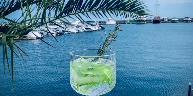 Mykonos, Navagio e Paradise: Aprenda fazer três drinques para tomar antes, durante e após as refeições