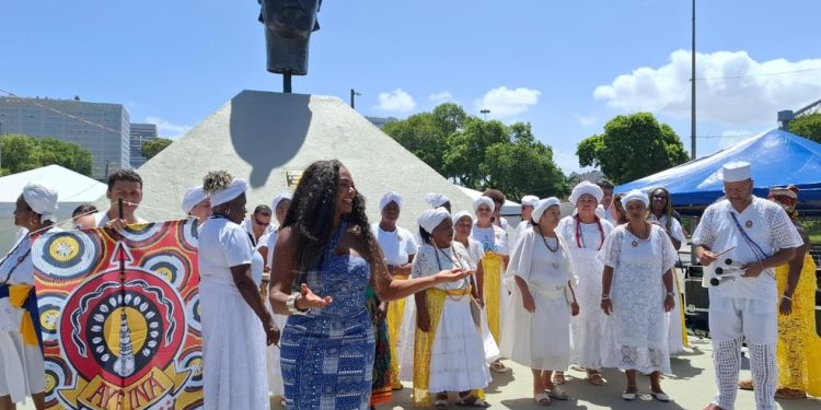 Selminha Sorriso é homenageada no busto sorriso — Foto: Walter Farias / Agência O Globo