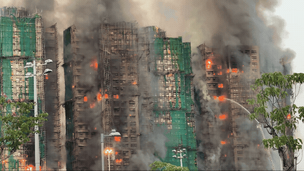 Incêndio de grandes proporções atinge conjunto residencial em Hong Kong e deixa ao menos 4 mortos — Foto: Reprodução/X