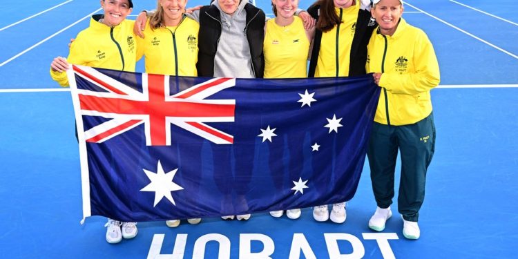 Storm Hunter, Ellen Perez, Kimberly Birrell, Maya Joint , Talia Gibson e Nicole Pratt celebram vitória cobtra o Brasil na Billie Jean King Cup — Foto: William WEST / AFP