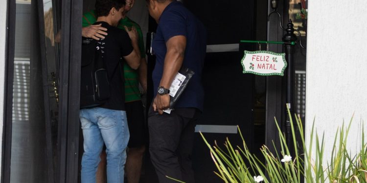 O deputado Nikolas Ferreira visita o ex-presidente Jair Messias Bolsonaro que está em prisão domicilar por tentativa de golpe de Estado — Foto: Brenno Carvalho / Agência O Globo
