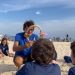 Aula na praia. Ricardo Gomes, presidente do Instituto Mar Urbano, mostra a mandíbula de um tubarão para alunos do Colégio Notre Dame — Foto: Divulgação/Daniel Villela