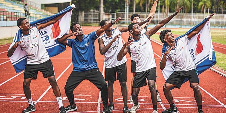 Equipe do Santa Monica foi medalhista e imitou pose do campeão olímpico Usain Bolt — Foto: Lana Costa