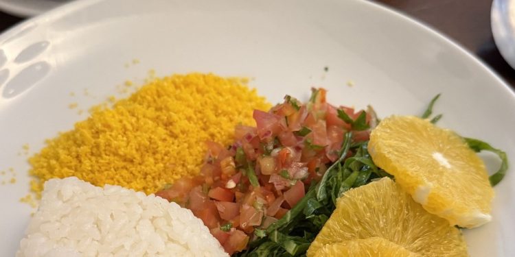 Complementos da feijoada: "O trabalho é cuidadoso. É possível notar a preocupação com qualidade (...) O arroz está ligeiramente sobrecozido" — Foto: Ian Oliver