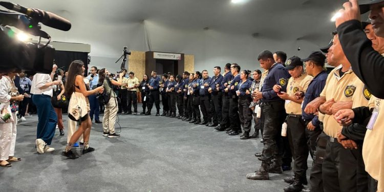 Equipes de bombeiros e segurança atuaram para controlar incêndio na região de pavilhões da Blue Zone e seguem monitorando — Foto: Rafael Garcia