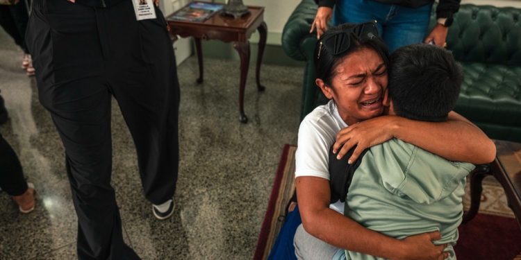 Jaimary José Cárdenas Paz, deportada dos Estados Unidos em julho, reencontra seu filho, José Daniel Urdaneta Cárdenas, de 9 anos, no aeroporto de Maiquetia, perto de Caracas, Venezuela, em 12 de setembro de 2025. Ele havia permanecido nos Estados Unidos quando ela foi deportada — Foto: Adriana Loureiro Fernandez/New York Times