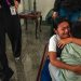 Jaimary José Cárdenas Paz, deportada dos Estados Unidos em julho, reencontra seu filho, José Daniel Urdaneta Cárdenas, de 9 anos, no aeroporto de Maiquetia, perto de Caracas, Venezuela, em 12 de setembro de 2025. Ele havia permanecido nos Estados Unidos quando ela foi deportada — Foto: Adriana Loureiro Fernandez/New York Times