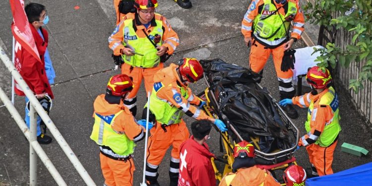 Incêndio em Hong Kong: doze bombeiros estão feridos, um deles em estado crítico — Foto: AFP
