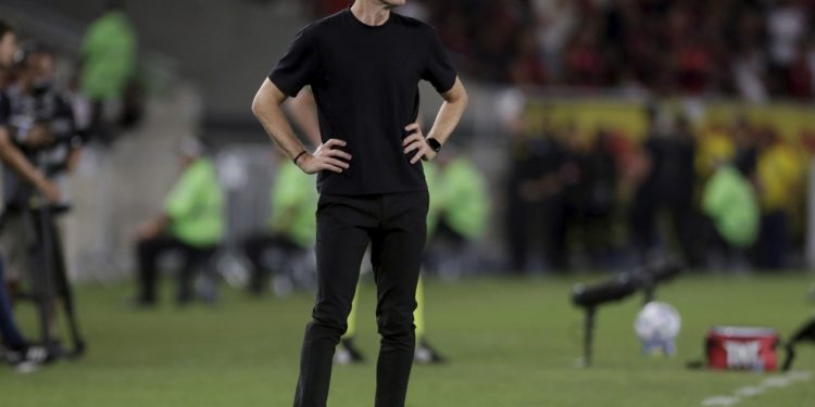 Filipe Luís durante Flamengo x Bragantino pelo Brasileirão — Foto: Marcelo Theobald/Agência O Globo