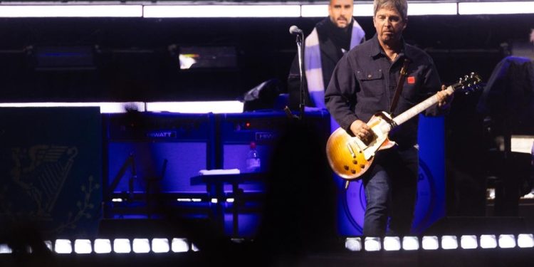 Noel Gallagher e boneco de Pep Guardiola: irmãos voltam a tocar em SP amanhã — Foto: Maria Isabel Oliveira