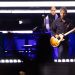 Noel Gallagher e boneco de Pep Guardiola: irmãos voltam a tocar em SP amanhã — Foto: Maria Isabel Oliveira