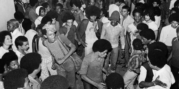 Bailes da Era Black são parte da origem do funk no Brasil — Foto: Divulgação/Almir Veiga