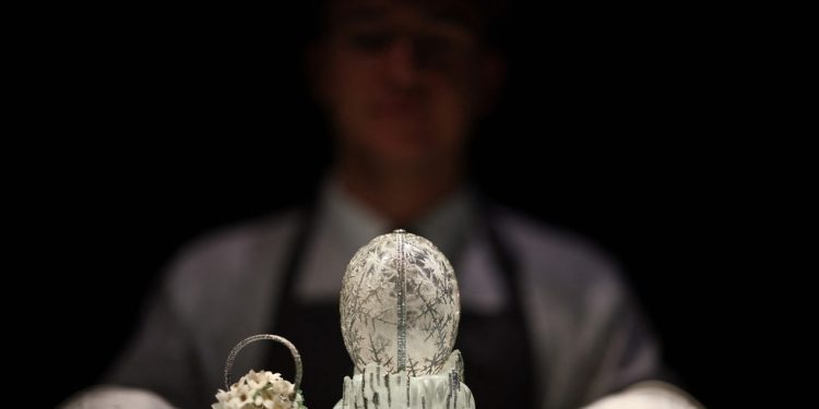 Ovo Fabergé avaliado em R$ 133,7 milhões encomendado em 1913 por último czar da Rússia será leiloado — Foto: Henry Nicholls/AFP