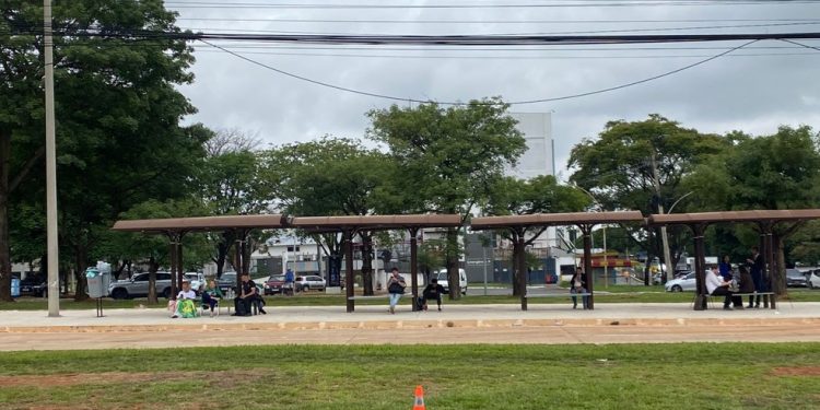 Poucos apoiadores de Bolsonaro estão na PF na manhã de domingo — Foto: Bruna Lessa