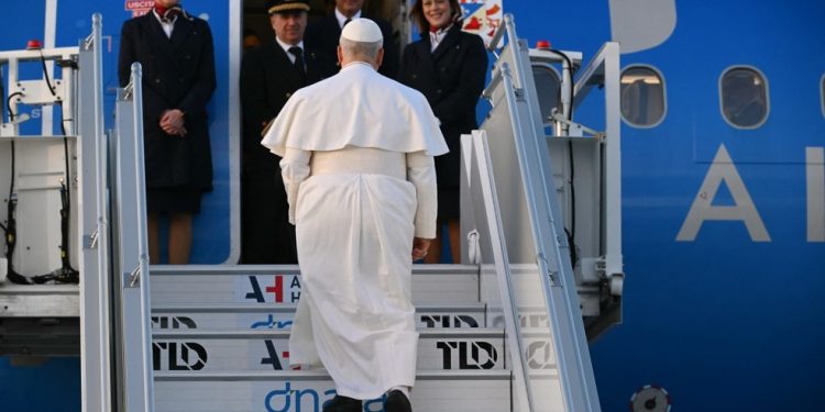 Papa Leão XIV embarcando para a Turquia em primeira viagem internacional do pontificado — Foto: AFP