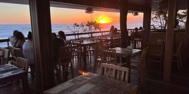 Salão de quiosque Sunset, na Praia da Barra — Foto: Divulgação