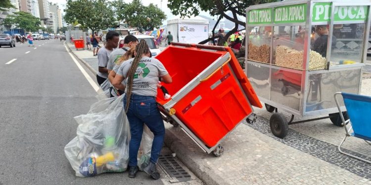 Ações sustentáveis durante a 30° Parada do Orgulho LGBT+ em Copacabana — Foto: Walter Farias