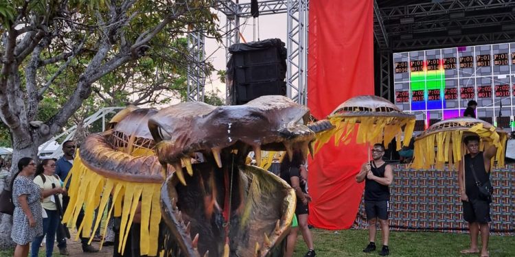 Representação da Boiúna, a cobra gigante dos fundos do rio da lenda amazônica — Foto: Lucas Altino