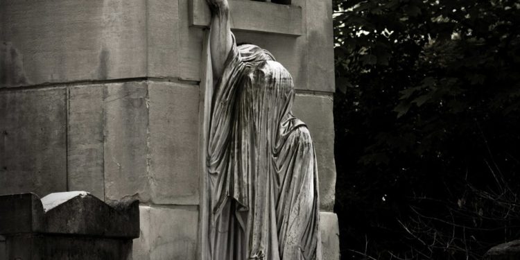 Locais como o Père-Lachaise estão repletos de túmulos abandonados que não podem ser destruídos devido ao seu valor histórico e patrimonial — Foto: Paulo Moreira/O Globo