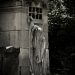 Locais como o Père-Lachaise estão repletos de túmulos abandonados que não podem ser destruídos devido ao seu valor histórico e patrimonial — Foto: Paulo Moreira/O Globo