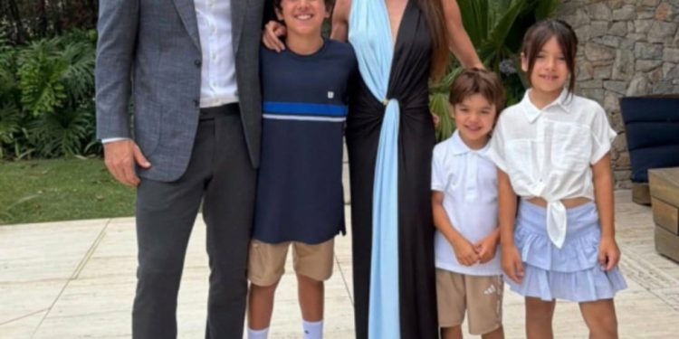 Patricia Abravanel encantou ao posar com o marido e os filhos — Foto: Reprodução Instagram