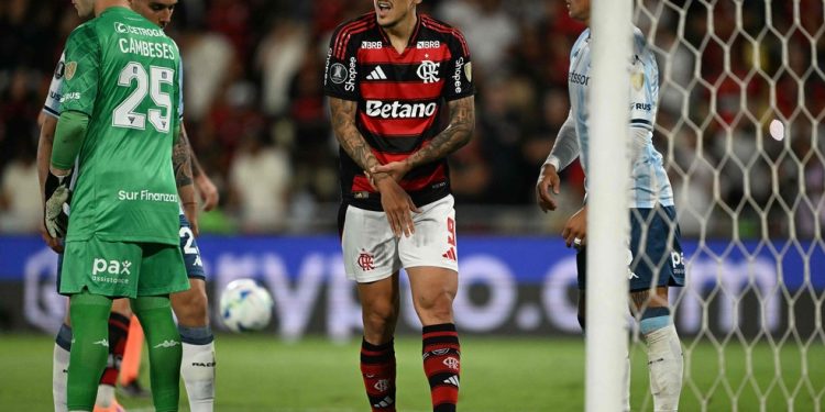 Pedro se lesionou contra o Racing, pela Libertadores — Foto: Mauro PIMENTEL / AFP