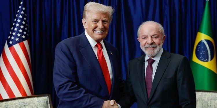 Lula e Trump se cumprimentam após reunião que tiveram na Malásia no fim do mês passado — Foto: Ricardo Stuckert
