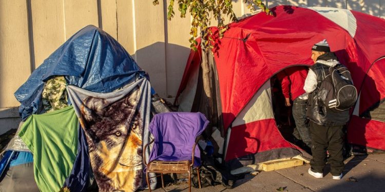 Presidente Trump há muito tempo prometa adotar políticas mais rígidas, como proibições de acampamentos e exigências de tratamento — Foto: AFP