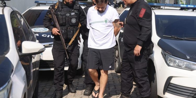 Cosme ao chegar na Cidade da Polícia, após ser preso em casa, no Recreio — Foto: Fabiano Rocha