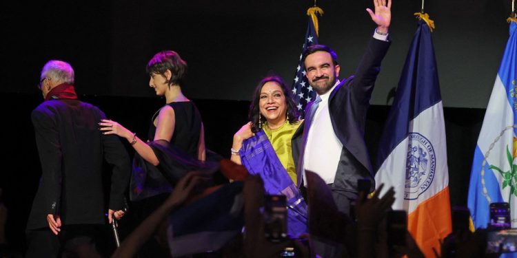 Zohran Mamdani e a mãe, Mira Nair — Foto: ANGELA WEISS / AFP