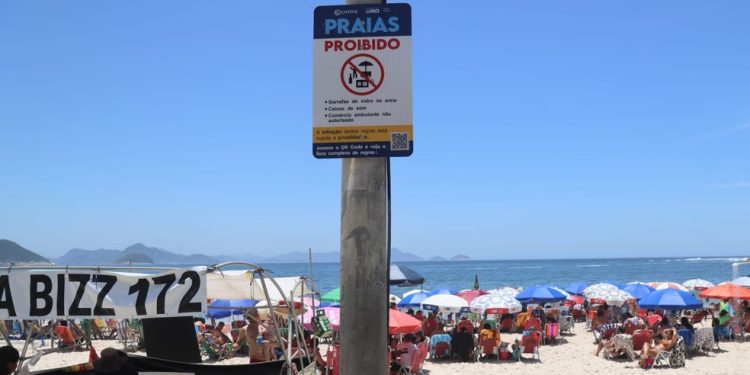 As placas com novas regras começaram a ser espalhadas pela orla nesta semana — Foto: Fabiano Rocha