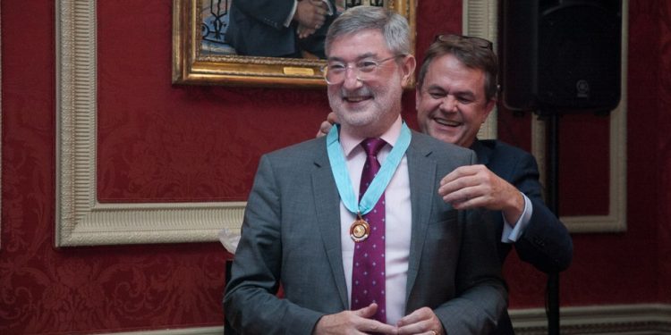Ray McMahon era professor e presidente da Academia Internacional de Patologia; ele morreu após receber uma medicação três vezes mais forte do que a recomendada no hospital onde trabalhava — Foto: Reprodução